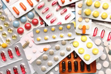 Arka plan olarak farklı haplar içeren kabarcık paketleri