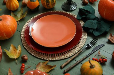 Yeşil ahşap arka planda Şükran Günü kutlaması için güzel bir masa.