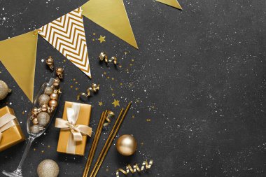 Siyah arka planda yeni yıl kutlaması için parti setiyle harika bir kompozisyon