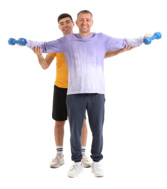 Halterli olgun erkek eğitimi ve beyaz arka planda rehabilitasyon terapisti.