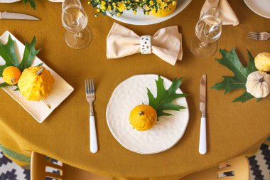 Balkabağı ve yapraklı sonbahar masası, yakın plan.