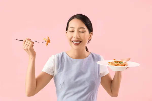 Jonge Aziatische Vrouw Eten Smakelijke Pasta Roze Achtergrond — Stockfoto