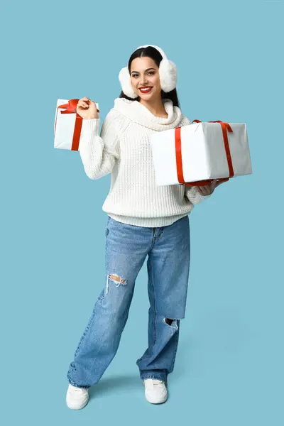 Mooie Jonge Vrouw Met Kerstcadeaus Blauwe Achtergrond — Stockfoto