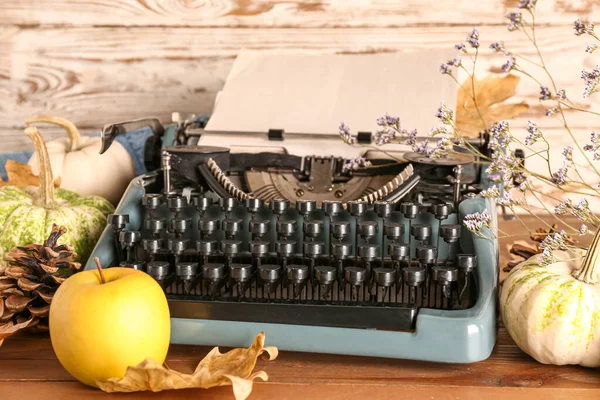 Máquina Escrever Vintage Abóboras Maçã Pinho Folhas Outono Mesa — Fotografia de Stock