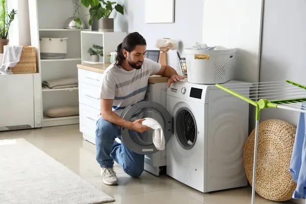 집에서 세탁기에 세탁을 — 스톡 사진