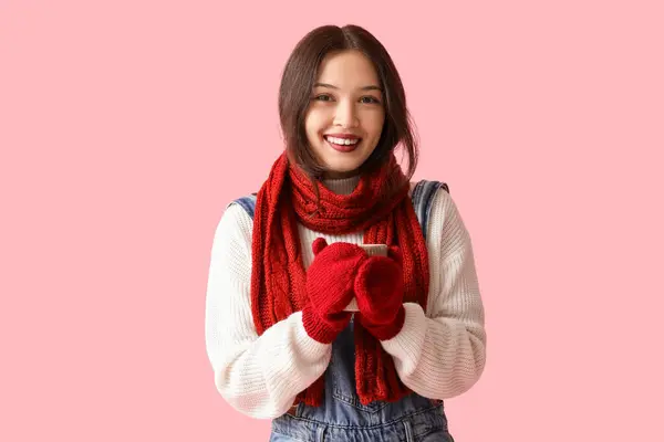 Mooie Jonge Aziatische Vrouw Warme Sjaal Met Kopje Thee Roze — Stockfoto