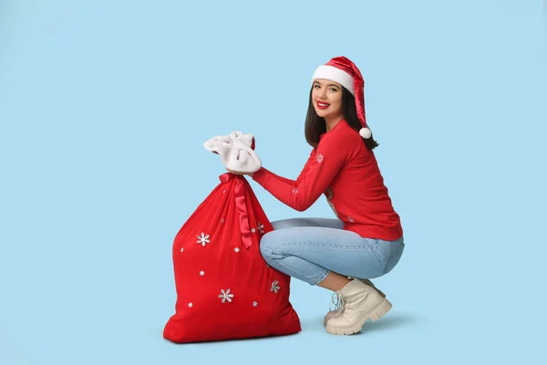 Jolie Jeune Femme Avec Sac Cadeaux Noël Sur Fond Bleu — Photo