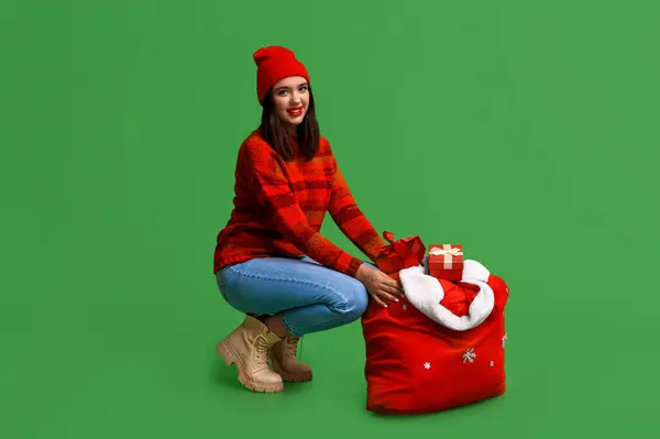 Όμορφη Νεαρή Γυναίκα Τσάντα Των Δώρων Χριστουγέννων Στο Πράσινο Φόντο — Φωτογραφία Αρχείου