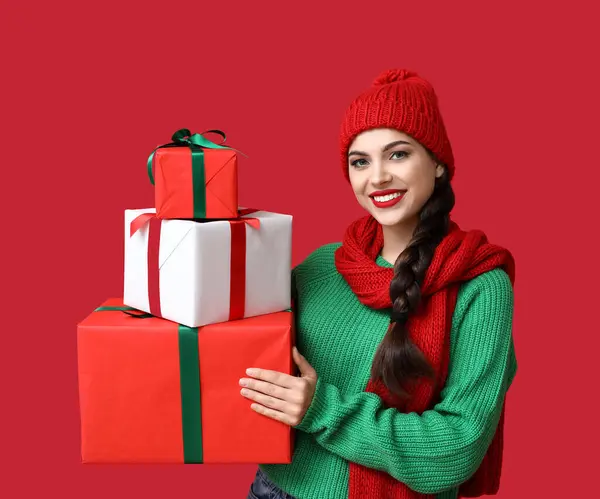 Hermosa Mujer Joven Con Regalos Navidad Sobre Fondo Rojo —  Fotos de Stock