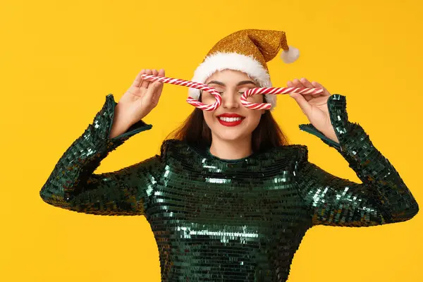 Divertente Giovane Donna Cappello Babbo Natale Con Bastoncini Zucchero Sfondo — Foto Stock