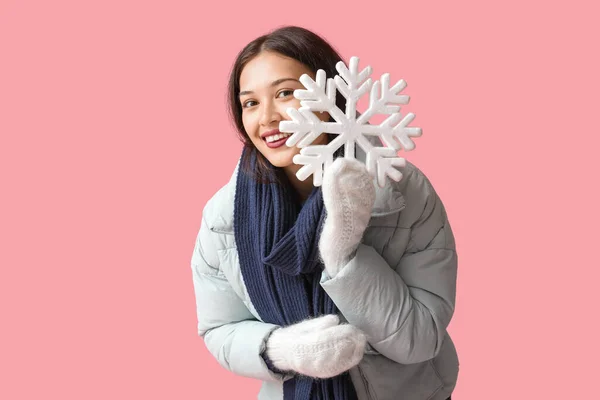 Mooie Jonge Aziatische Vrouw Warme Sjaal Handschoenen Met Sneeuwvlok Roze — Stockfoto