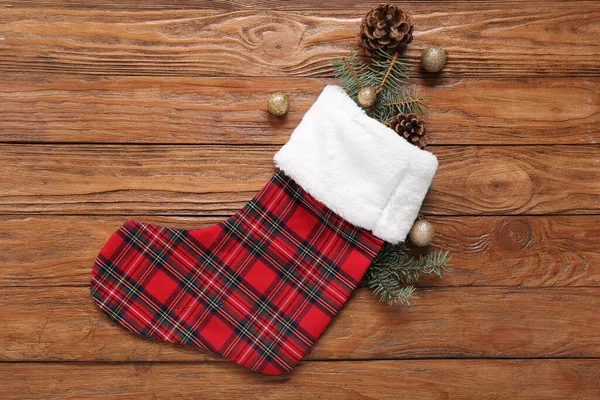 Tahta Arka Planda Köknar Dalları Topları Konileri Olan Noel Çorabı Telifsiz Stok Imajlar