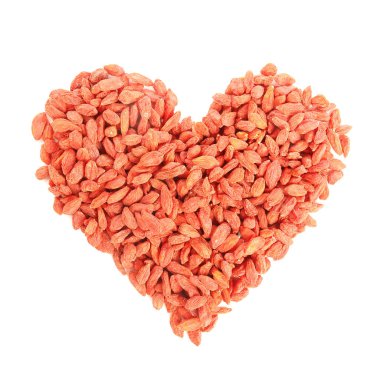 Beyaz arka planda kırmızı kurumuş kurt üzümünden yapılmış bir kalp.