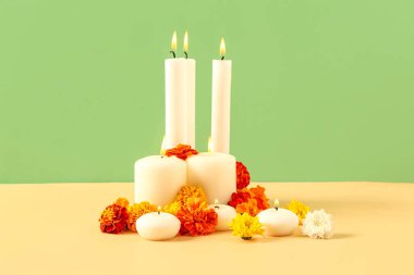 Arka planda kadife çiçekleri olan mumlar yakmak. Meksika Ölüler Günü 'nün Kutlaması (El Dia de Muertos)