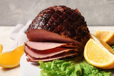 Lezzetli füme jambon ve limon dilimli bir tabak.