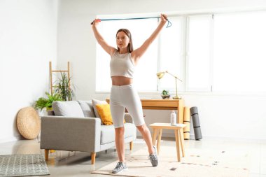 Evde ip atlama eğitimi almış genç bir bayan.