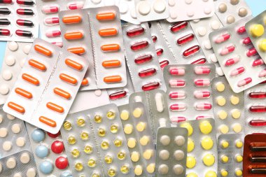 Arka plan olarak farklı haplar içeren kabarcık paketleri