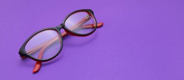 Mor arkaplanda gözlük ve metin için boşluk