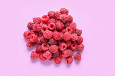 Leylak arkaplanda bir yığın taze ahududu.