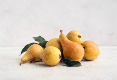 Beyaz zemin üzerinde olgun armutlar yığını