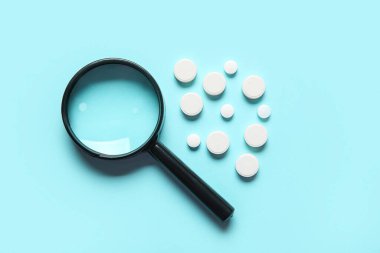 Mavi arka planda haplı büyüteç