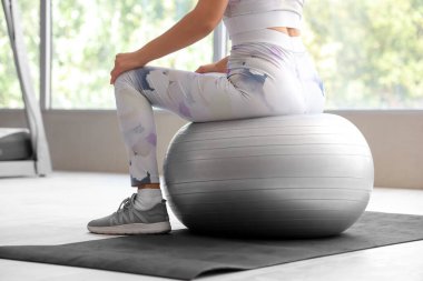 Spor salonunda spor salonunda spor yapan kadın, yakın plan.