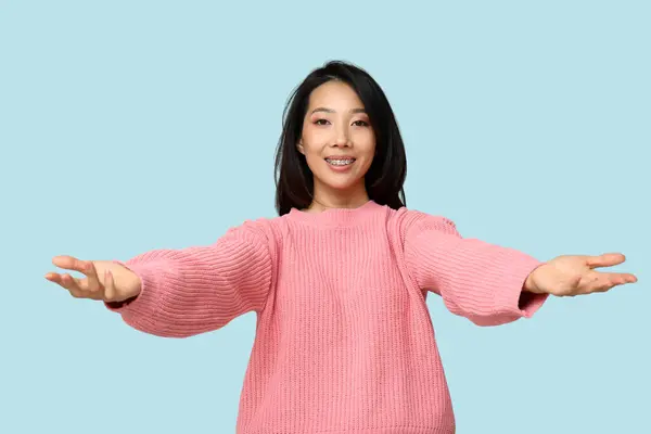 Jong Aziatisch Vrouw Opening Armen Voor Knuffel Blauw Achtergrond — Stockfoto