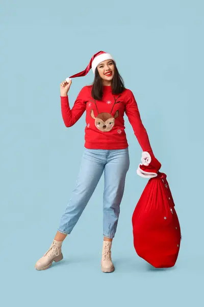 Mujer Joven Bonita Con Bolsa Regalos Navidad Sobre Fondo Azul — Foto de Stock