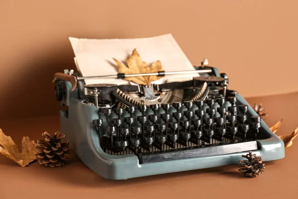 Máquina Escrever Vintage Cones Pinho Folhas Outono Fundo Marrom — Fotografia de Stock
