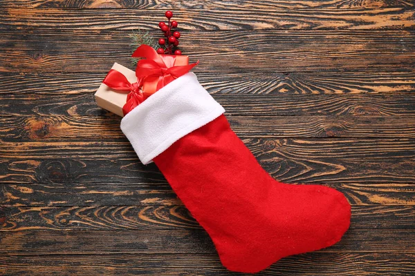 Рождественский Носок Подарочными Коробками Рябинами Деревянном Фоне — стоковое фото