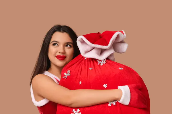Bonita Joven Vestida Santa Con Bolsa Regalos Navidad Sobre Fondo — Foto de Stock