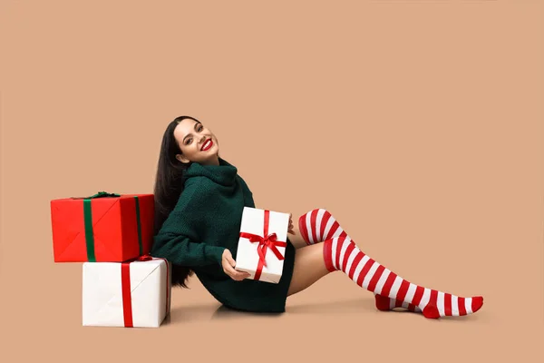 Bella Giovane Donna Calze Natale Con Scatole Regalo Sfondo Marrone — Foto Stock