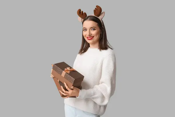 Jonge Vrouw Met Kerst Cadeau Dozen Grijze Achtergrond — Stockfoto