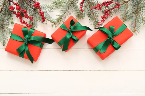 Χριστουγεννιάτικα Κουτιά Δώρου Κλαδιά Ελάτης Και Rowan Λευκό Ξύλινο Φόντο — Φωτογραφία Αρχείου