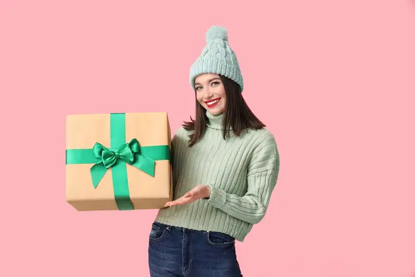 Jonge Vrouw Met Kerst Geschenk Doos Roze Achtergrond — Stockfoto