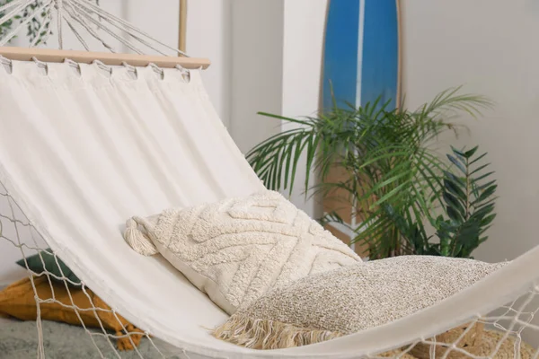 Oturma odasının iç tarafında minderleri olan rahat bir hamak.