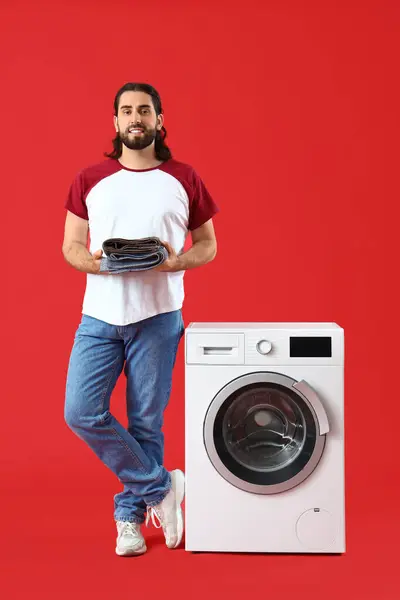 빨간색 배경에 세탁기 — 스톡 사진