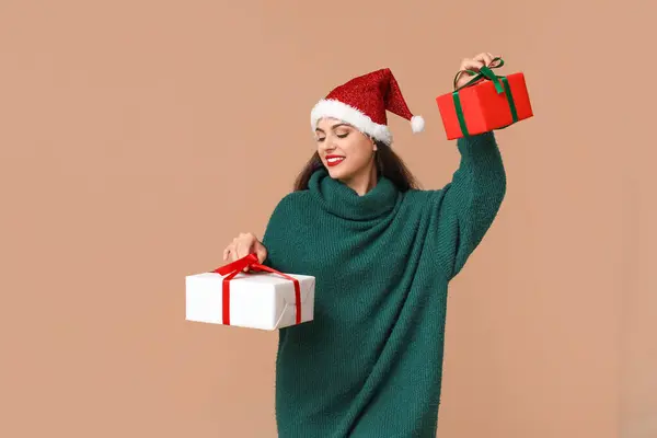 Bella Giovane Donna Babbo Natale Con Regali Natale Sfondo Marrone — Foto Stock