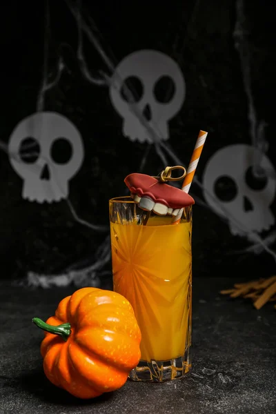 Glass Delicious Orange Cocktail Halloween Teeth Pumpkin Dark Background Closeup — Stock Photo, Image