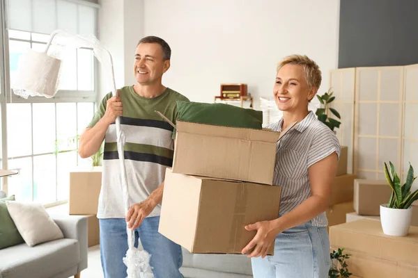 Mature Couple Packed Things Room Moving Day — Stock Photo, Image