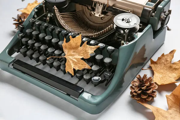 Máquina Escrever Vintage Folhas Outono Cones Pinho Fundo Branco — Fotografia de Stock