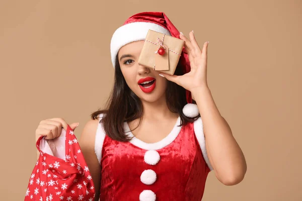 Hübsche Junge Frau Als Weihnachtsmann Mit Sack Voller Weihnachtsgeschenke Auf — Stockfoto