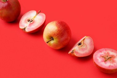 Kırmızı arka planda tatlı pembe elmalar