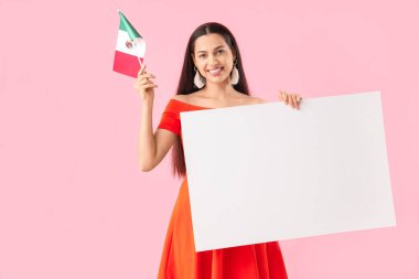 Meksika bayrağı ve pembe arka planda boş posteri olan genç bir kadın.