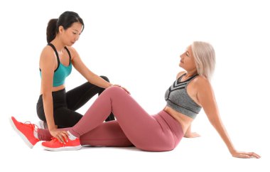 Beyaz arka planda rehabilitasyon terapisti olan olgun kadın eğitimi.