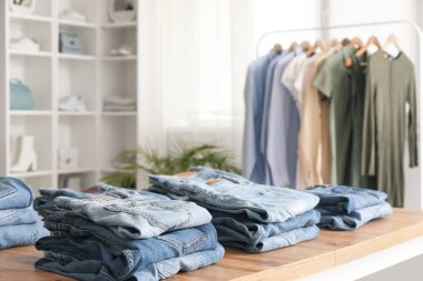 Modern butikte şık pantolonları olan masa, yakın plan.