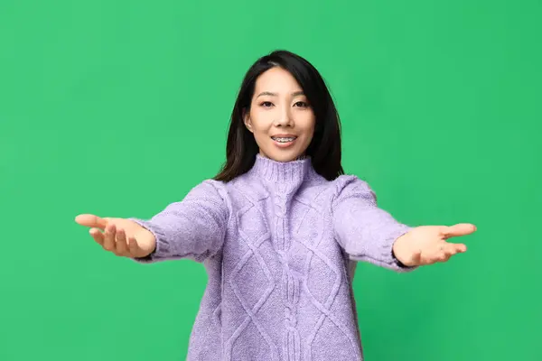 Jong Aziatisch Vrouw Opening Armen Voor Knuffel Groen Achtergrond — Stockfoto