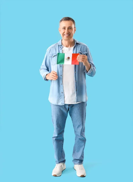 Älterer Mann Mit Mexikanischer Flagge Auf Blauem Hintergrund — Stockfoto