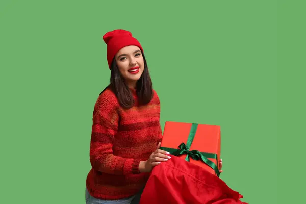 Όμορφη Νεαρή Γυναίκα Λήψη Χριστουγεννιάτικο Κουτί Δώρου Από Τσάντα Πράσινο — Φωτογραφία Αρχείου