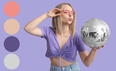 Leylak arka planında disko topu olan güzel bir genç kadın. Farklı renk desenleri